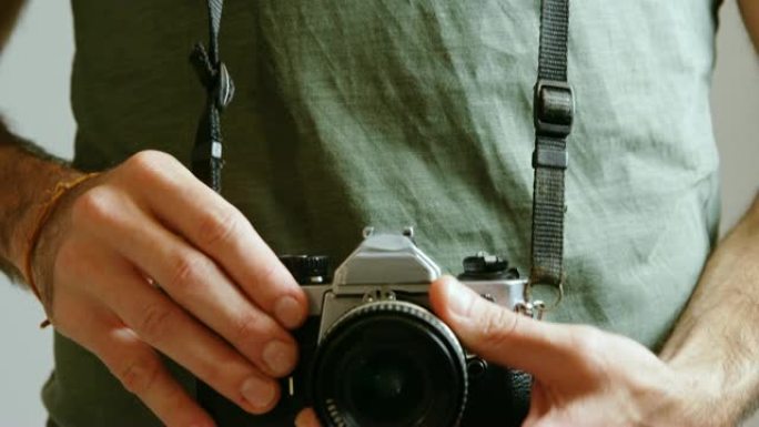 男性摄影师站在摄影棚4k的数码相机中