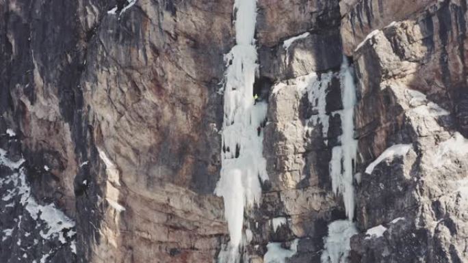 在瀑布上爬冰陡峭山川山顶雪