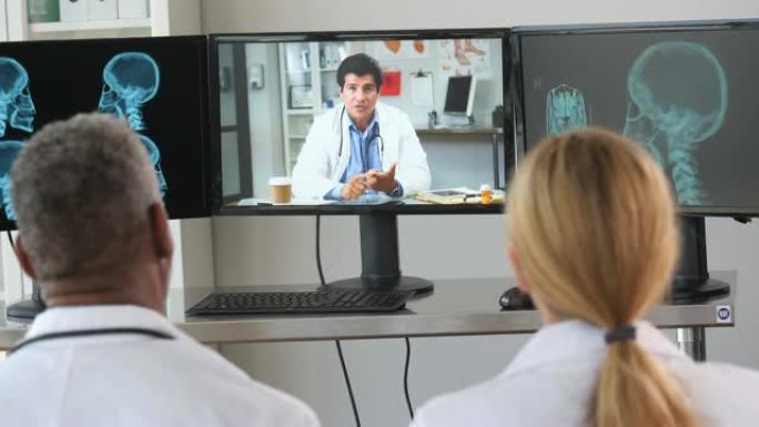 一组医生在视频通话时听男医生