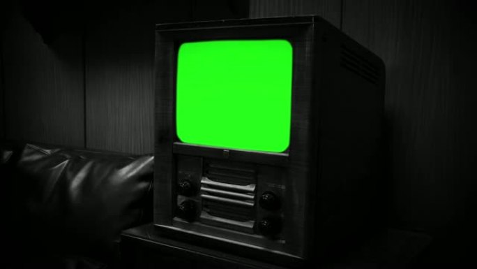 绿色屏幕的旧20世纪40年代电视。黑白色调。