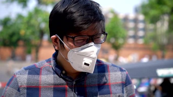 蒙面的亚洲男子对空气污染感到不安