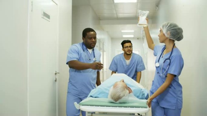 护士团队与病人一起推动轮床
