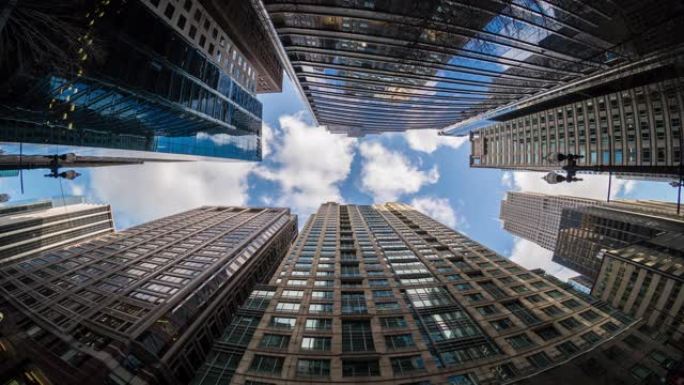 在鱼眼角，美国伊利诺伊州，芝加哥市中心摩天大楼的上升角度与高楼之间的云反射，商业和透视概念