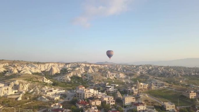 热气球飞越土耳其卡帕多细亚Goreme的山谷
