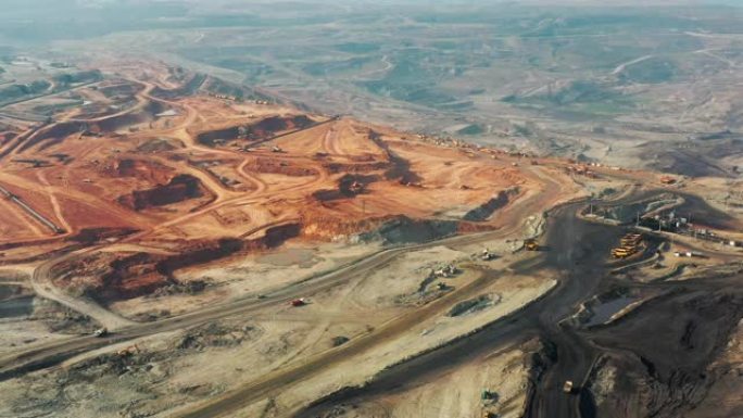 大型矿车在露天采石场中工作的矿井的一部分的鸟瞰图，在露天采石场装载推土机