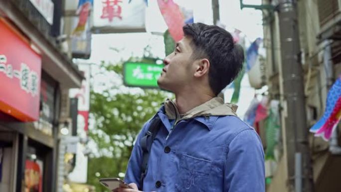 日本男子在东京寻找地方的慢动作视频