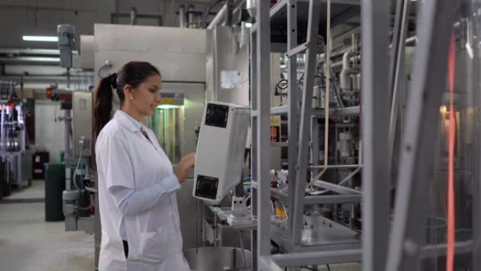 拉丁美洲妇女在橡胶胶带工厂编程机器