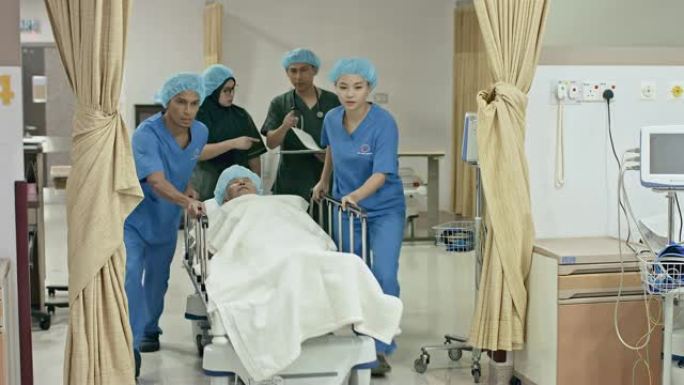 亚洲医疗队将病床推下走廊至手术室