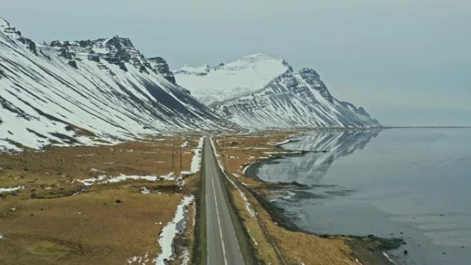 冬季在海边的冰岛道路的鸟瞰图