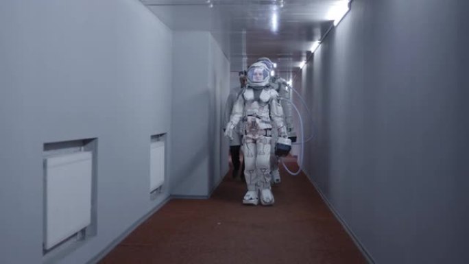 宇航员沿着走廊走外国宇航员走路特写镜头