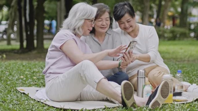 台湾资深女性看著智能手机笑著