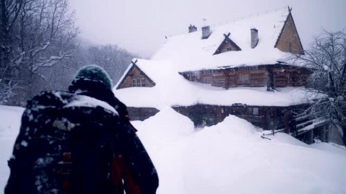 山区冬季旅行。回到避难所