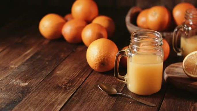 橙汁玻璃罐在乡村木桌上拍摄