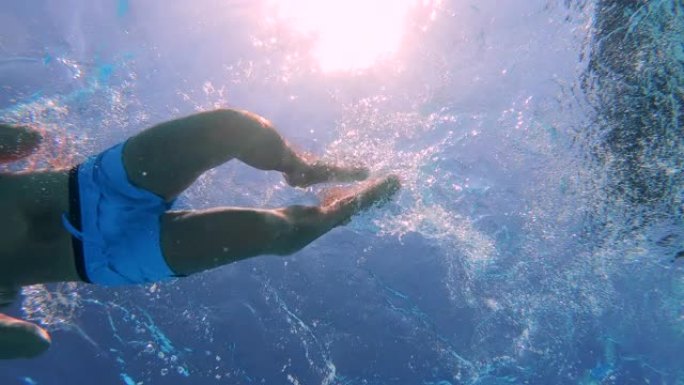 男子游泳蛙泳的水下视图