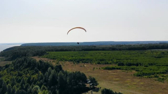 运动员在野外训练时用滑翔机飞行。