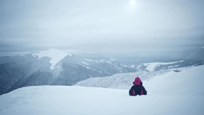 独自在山里。冬季冥想