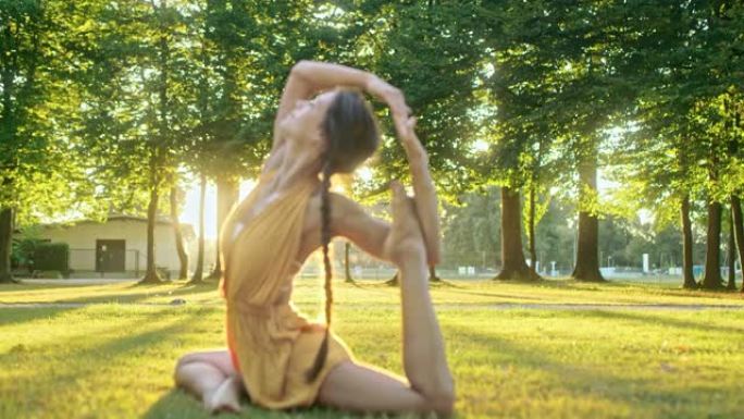 女士优雅的年轻女子在阳光明媚的公园练习瑜伽