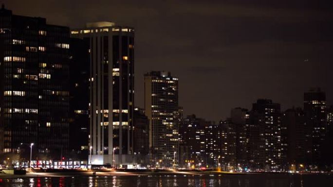 延时: 芝加哥城市景观办公室天际线摩天大楼，沿密歇根湖高速公路，格兰特公园在美国伊利诺伊州黄昏日落