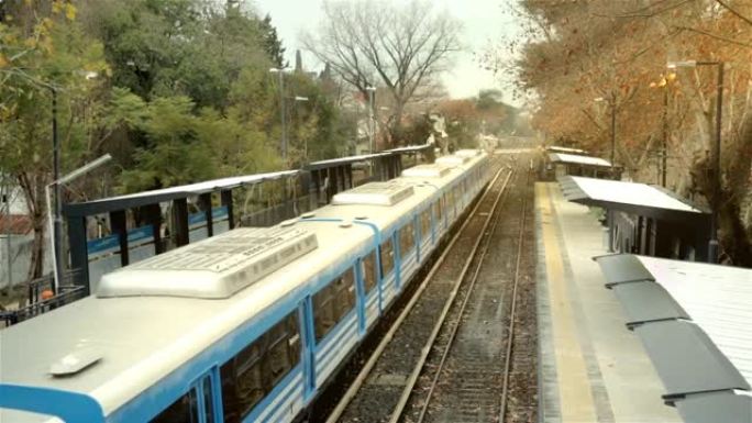 火车到达阿根廷布宜诺斯艾利斯的老车站。