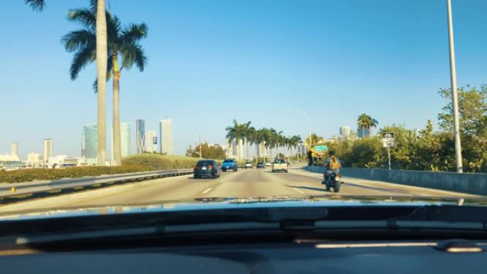 MS POV汽车沿着美国佛罗里达州迈阿密的阳光高速公路行驶