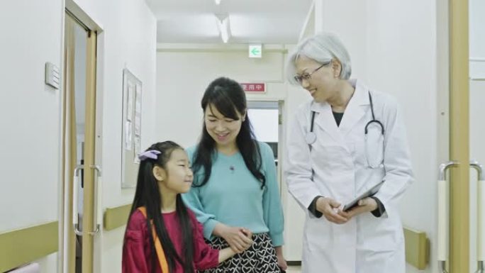 女日本医生会见母子病人