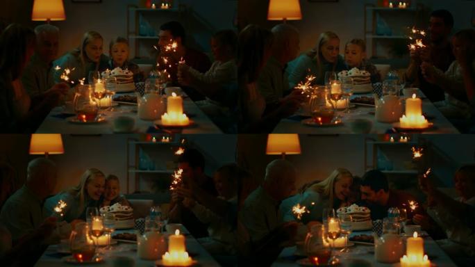 餐桌上可爱的小女孩的生日庆祝活动，周围是家人和朋友。女儿，母亲和父亲试图在蛋糕上吹蜡烛。生日快乐庆祝