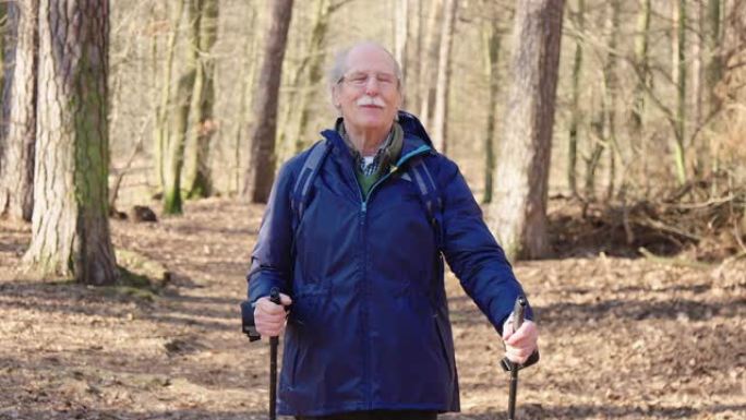 森林中活跃的老年人徒步旅行的肖像