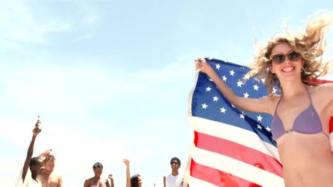 白人妇女在海滩上与美国国旗共舞的前视图4k