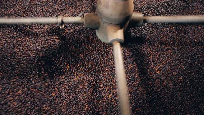 工厂机器正在搅拌咖啡豆