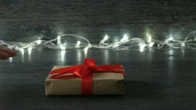 4k手给女人一个礼品盒，圣诞节。