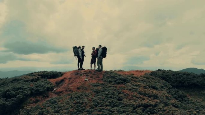 四人站在山上，风景如画