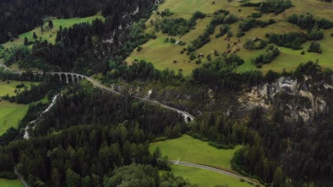 著名的Landwasser桥和铁路通行证的惊人全景空中拍摄，瑞士阿尔卑斯山的旅游遗产目的地。