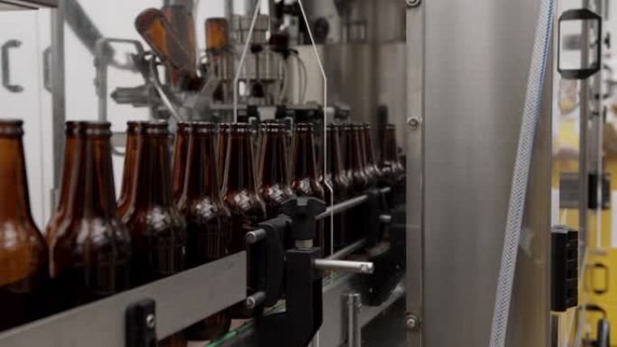 在装满啤酒之前，自动机器上的瓶子生产线