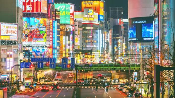 日本东京市，新宿在夜间的时间流逝，人群不确定，人们在街上行走