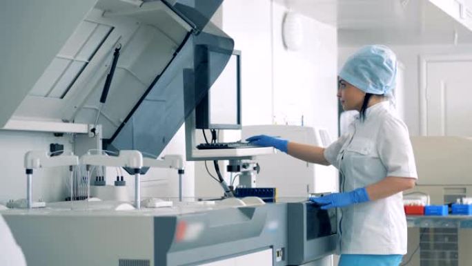 女实验室工作人员在实验室里使用医疗设备。