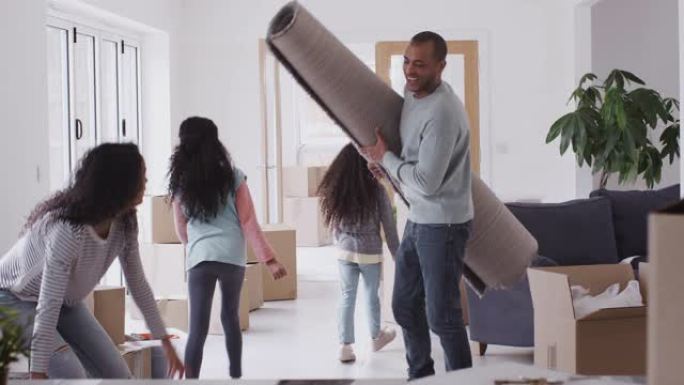 兴奋的家庭在白天移动时将箱子和地毯搬入新家-慢动作拍摄