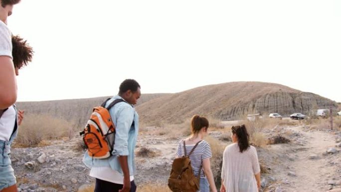 五名年轻人在棕榈泉沙漠徒步旅行，跟随拍摄