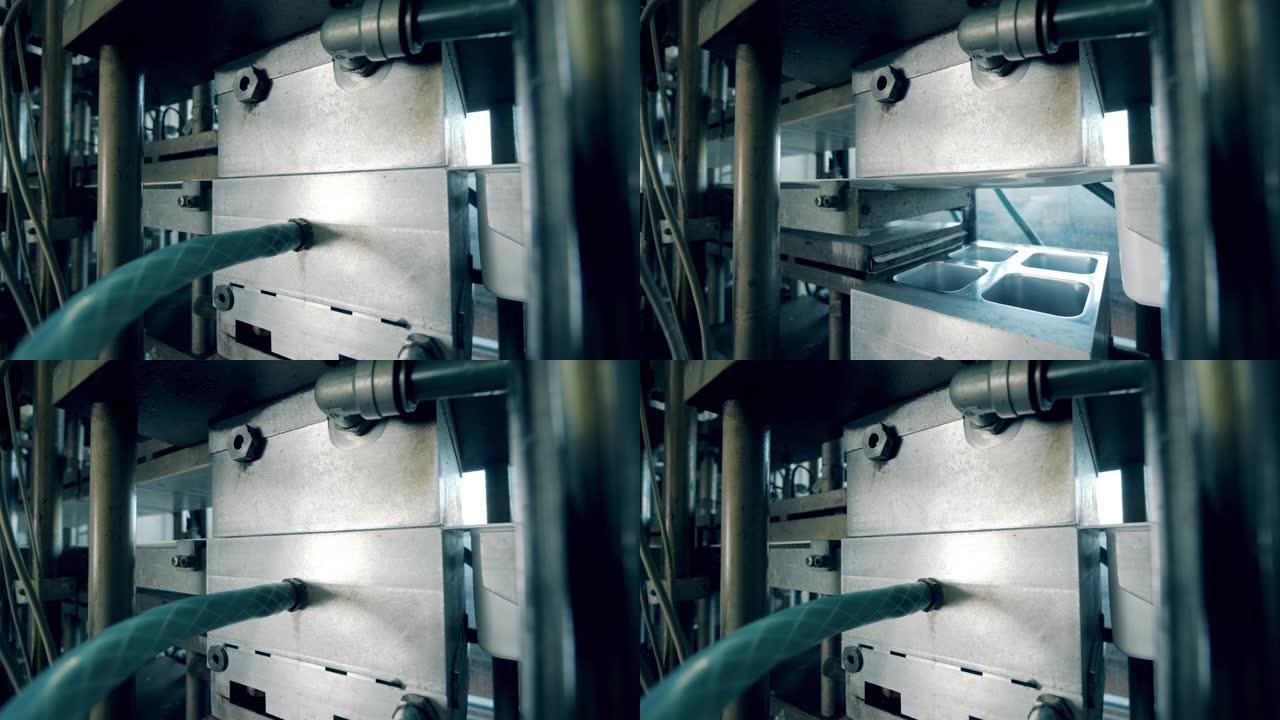 工厂机器将酸奶包装在一条线上。