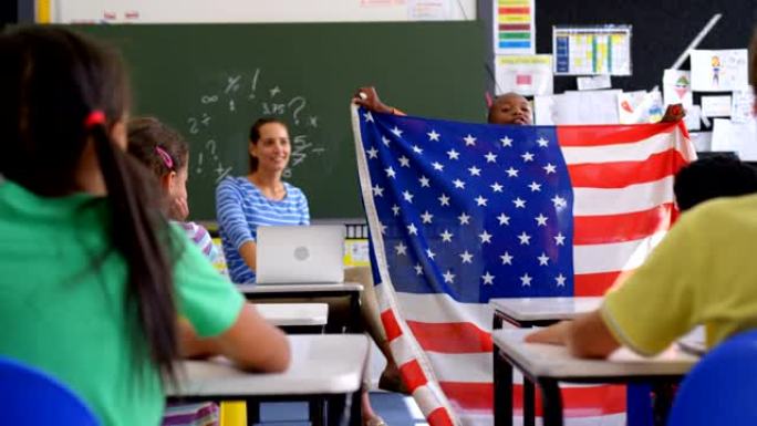 非裔美国男生在教室里解释美国国旗的前视图4k