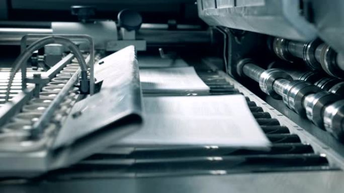 工作输送机在排版室中移动打印纸。