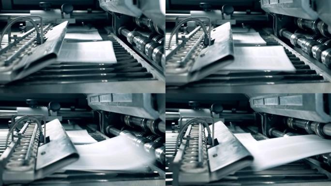 工作输送机在排版室中移动打印纸。