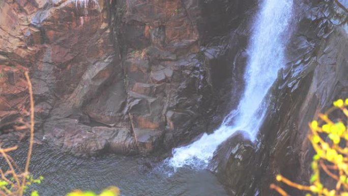 瀑布流入河流秋季秋天山区山水山脉水源