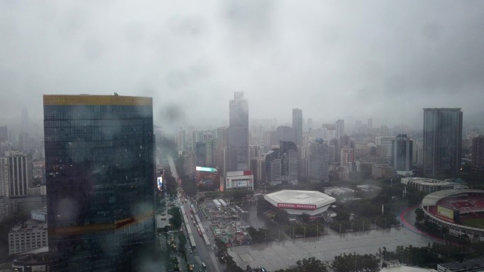 雨天城市中心高楼天空车流延时