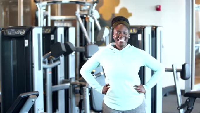 健身房里的年轻非裔美国妇女