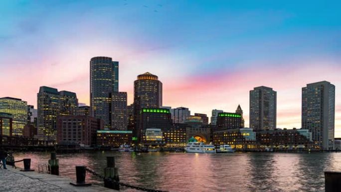 延时: 波士顿城市景观天际线建筑，波士顿湾从美国马的风扇码头公园日落黄昏