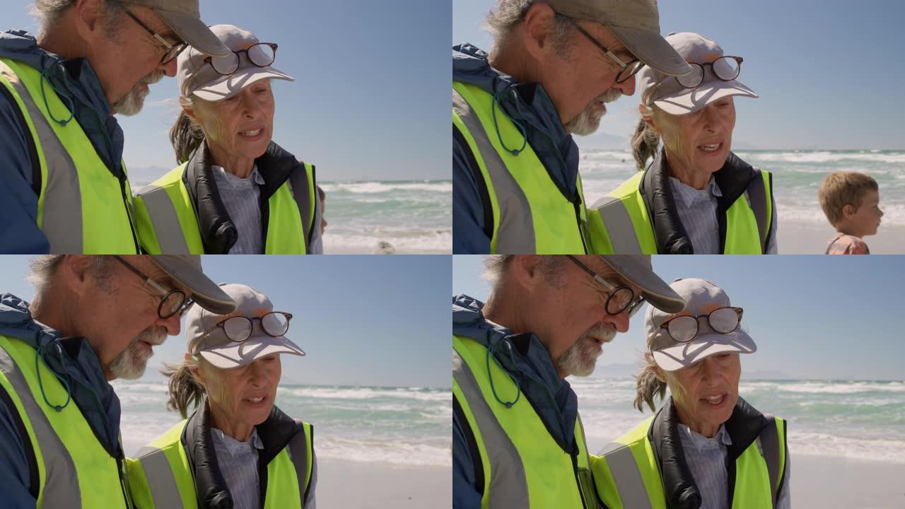高级志愿者在海滩上相互交流4k