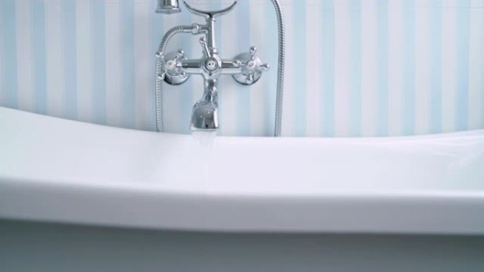 浴室中的英式浴缸浴室英式浴缸