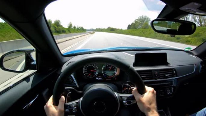 在德国快速行驶，没有速度限制。司机的观点