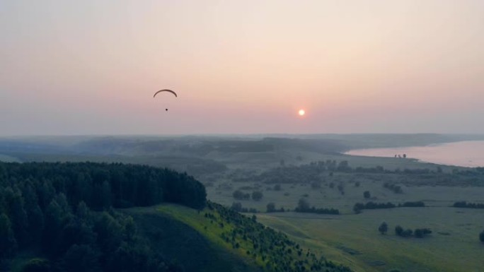 太阳落山时，Ram-air降落伞在天空中漂流