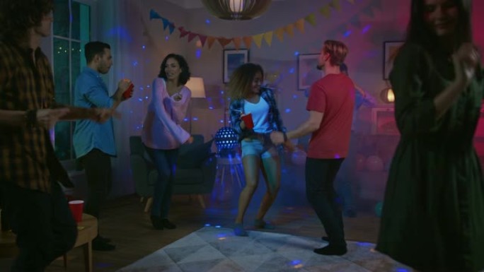 在大学之家聚会上: 一群不同的朋友玩得开心，跳舞和社交。时尚的男孩和女孩在客厅跳舞。迪斯科霓虹灯频闪